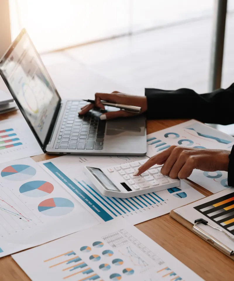 Profissional analisando relatórios contábeis e gráficos financeiros